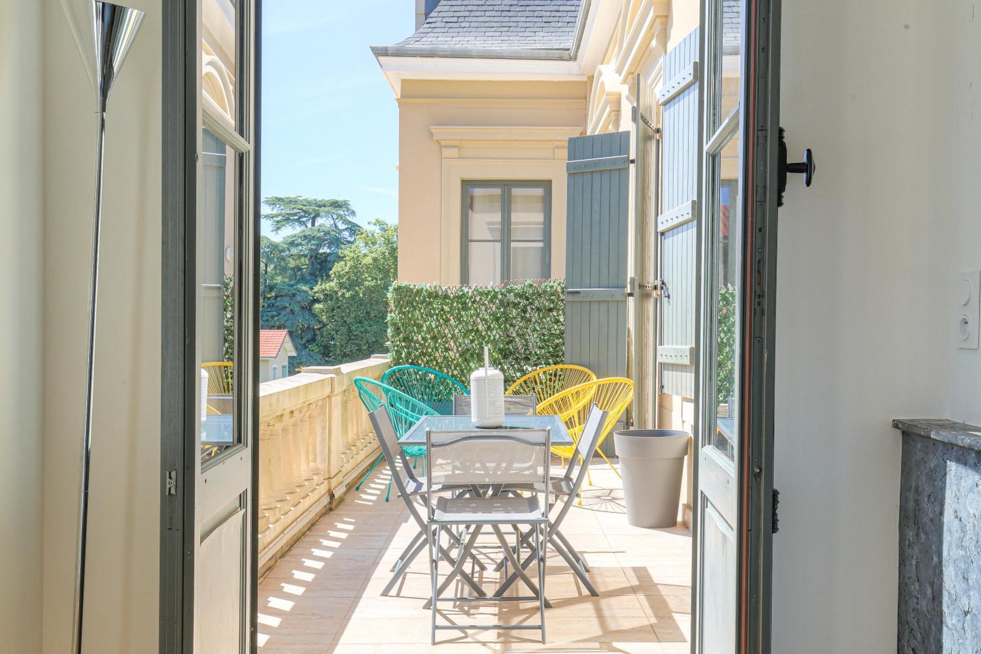 Chateau Ecully - Appartement 2 Chambres - Terrasse & Parking エクステリア 写真
