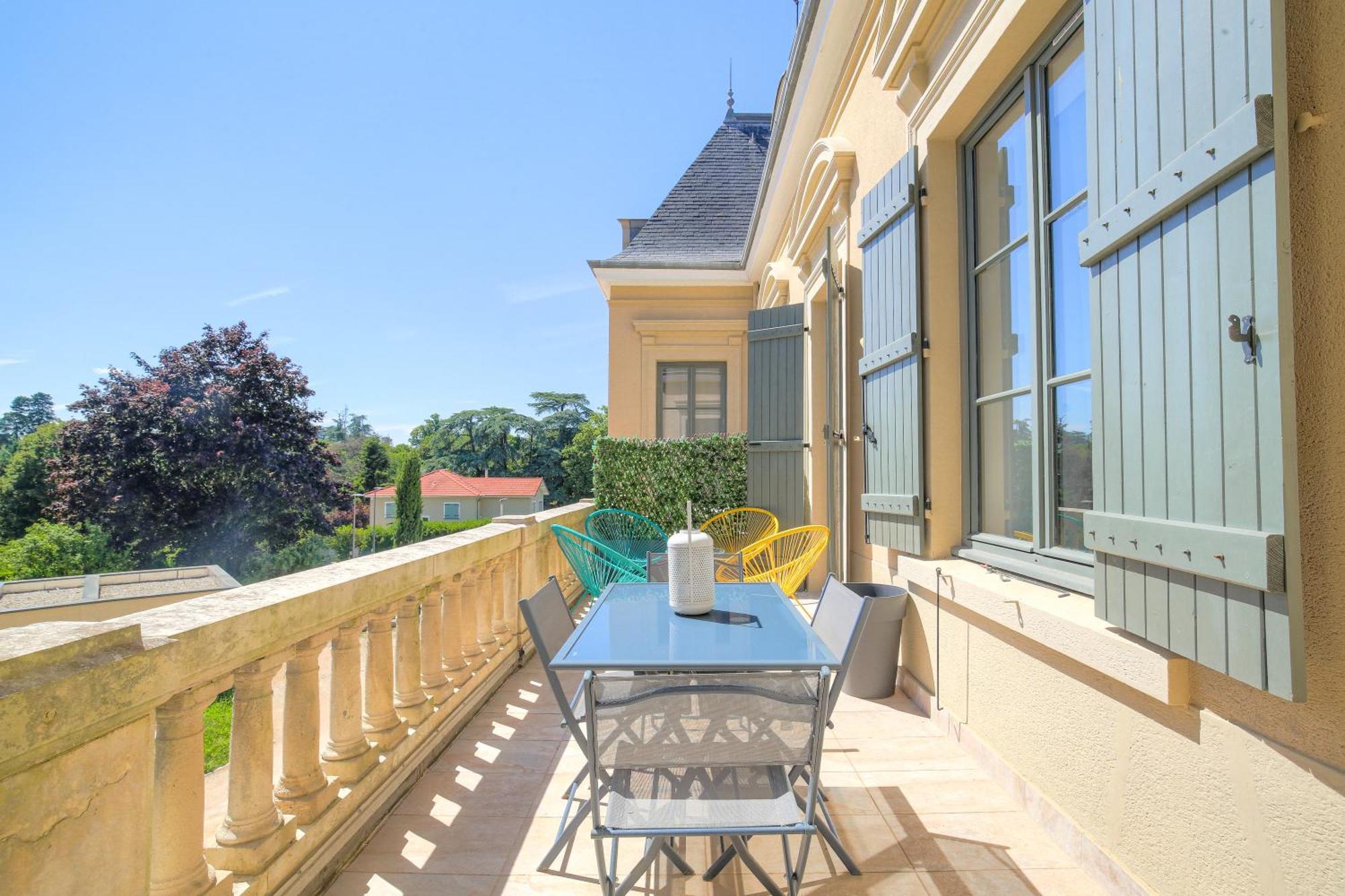 Chateau Ecully - Appartement 2 Chambres - Terrasse & Parking エクステリア 写真