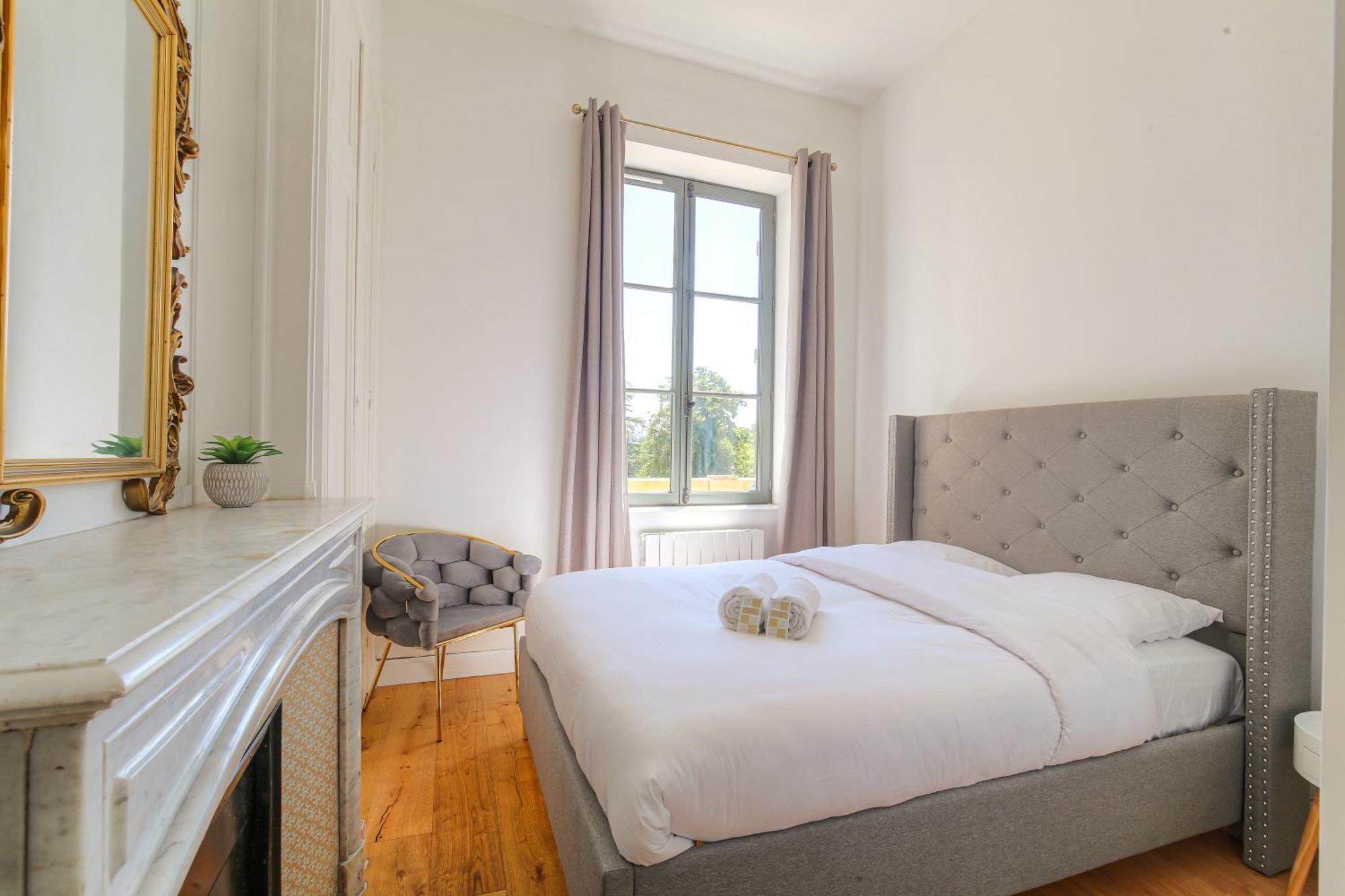 Chateau Ecully - Appartement 2 Chambres - Terrasse & Parking エクステリア 写真