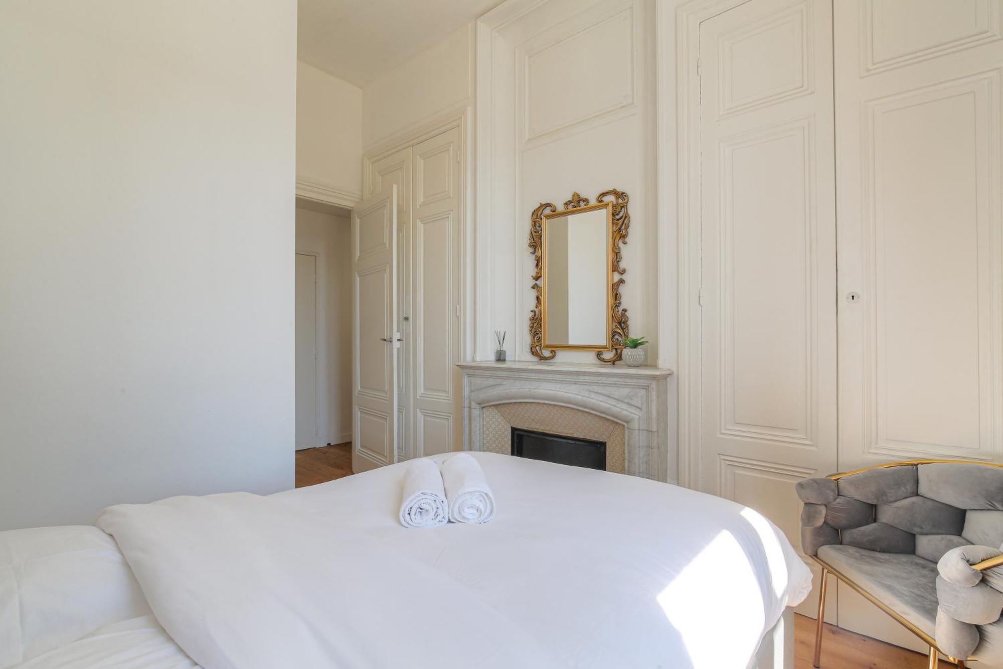 Chateau Ecully - Appartement 2 Chambres - Terrasse & Parking エクステリア 写真