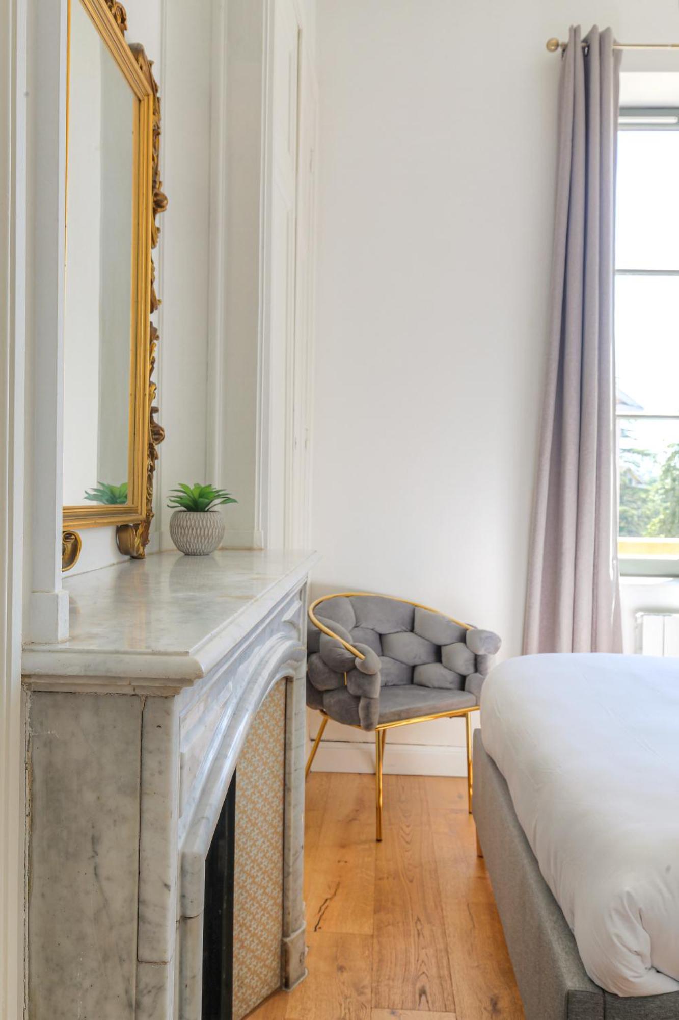 Chateau Ecully - Appartement 2 Chambres - Terrasse & Parking エクステリア 写真