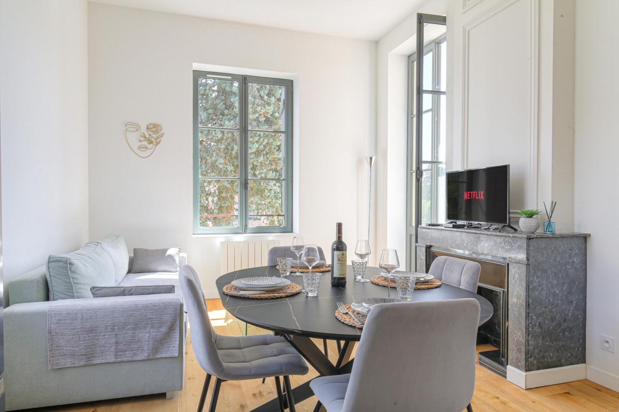 Chateau Ecully - Appartement 2 Chambres - Terrasse & Parking エクステリア 写真