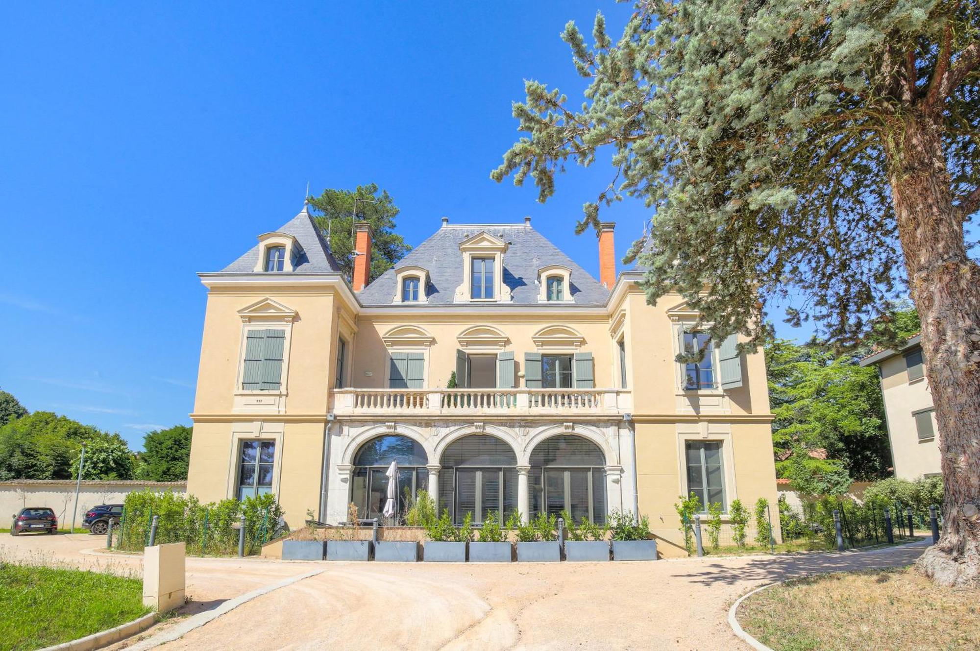 Chateau Ecully - Appartement 2 Chambres - Terrasse & Parking エクステリア 写真
